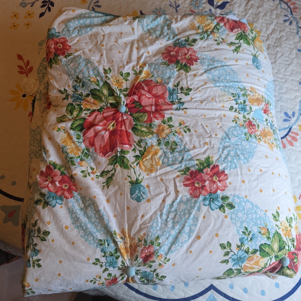 The Pioneer Woman Vintage Floral Cotton Quilt Queen Sized